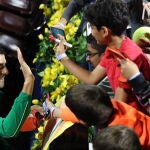 Djokovic festeja con los aficionados su victoria en Dubái