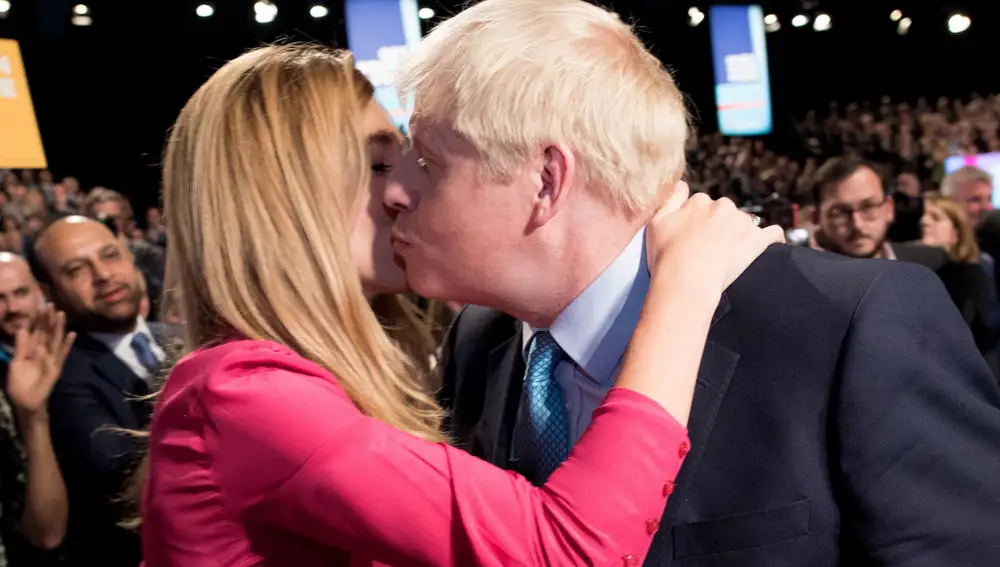 Manchester (United Kingdom).- (FILE) Prime Minister Boris Johnson (R) kisses his partner Carrie Symonds (L) on the cheek after delivering his speech during the Conservative Party Conference at the Manchester Convention Centre, Britain, 02 October 2019 (reissued 29 February 2020). Symonds announced on an Instagram post published on 29 February 2020 that she and Johnson have been engaged since the end of 2019 and that she was pregnant, with the baby due in the early summer of 2020. (Reino Unido) EFE/EPA/STEFAN ROUSSEAU / POOL *** Local Caption *** 55705363