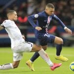 Mbappé intenta regatear a un jugador del Dijon