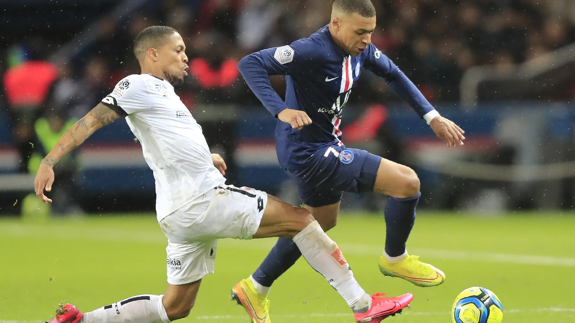 Mbappé intenta regatear a un jugador del Dijon