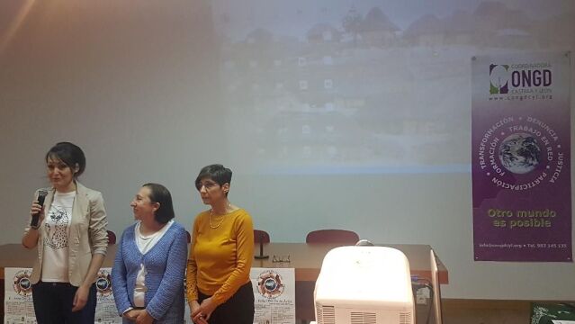La teniente de alcalde de Servicios Sociales y Hacienda del Ayuntamiento de Ávila, Ángela García, en la inauguración de la II Feria de ONGDs