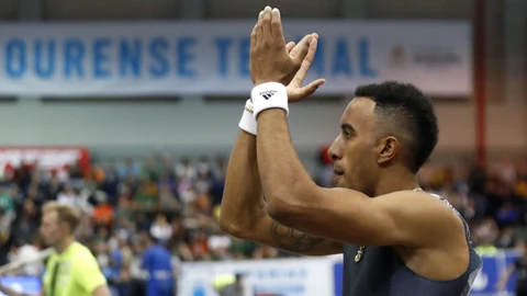 El velocista español Orlando Ortega, celebra tras ganar su serie de 60 metros lisos, durante el LVI Campeonato de España de pista cubierta, que se celebra este sábado y domingo en Orense