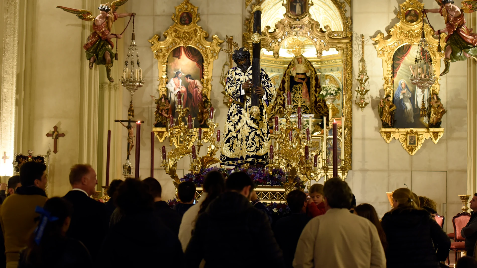 Nuestro Padre Jesús de la Salud, en las andas antes de su salida para presidir el Vía Crucis de las hermandades