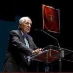 Inocencio Arias pronunciando el pregón que anuncia la Semana Santa de Murcia 2020