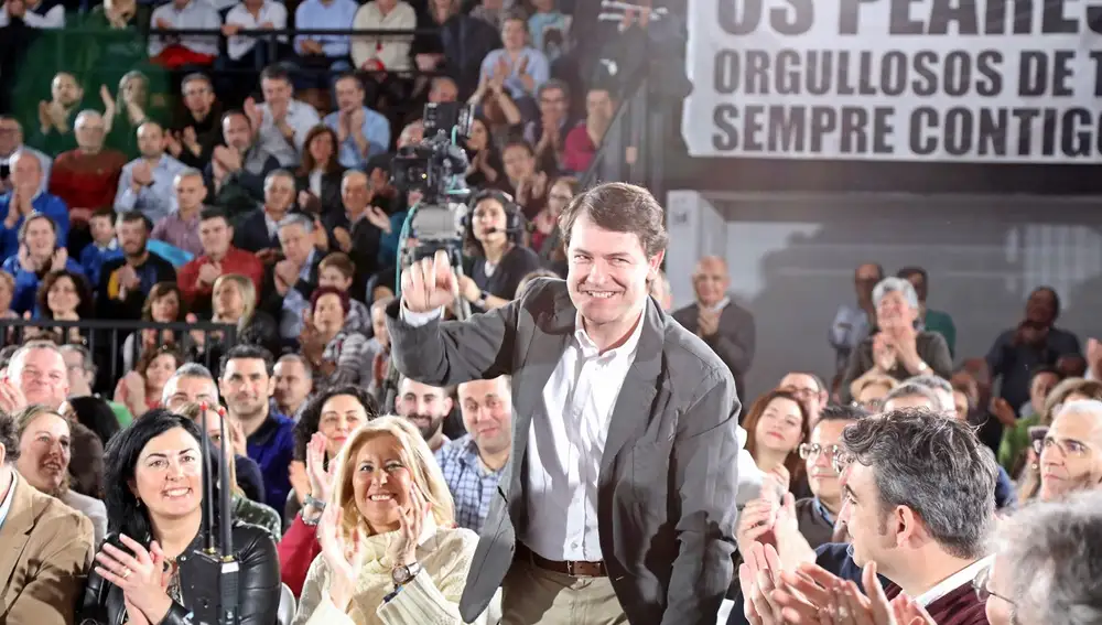Alfonso Fernández Mañueco saluda al público gallego