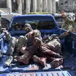 Rebeldes apoyados por Ankara trasladan a compañeros heridos al sur de Idlib en los combates con las tropas sirias