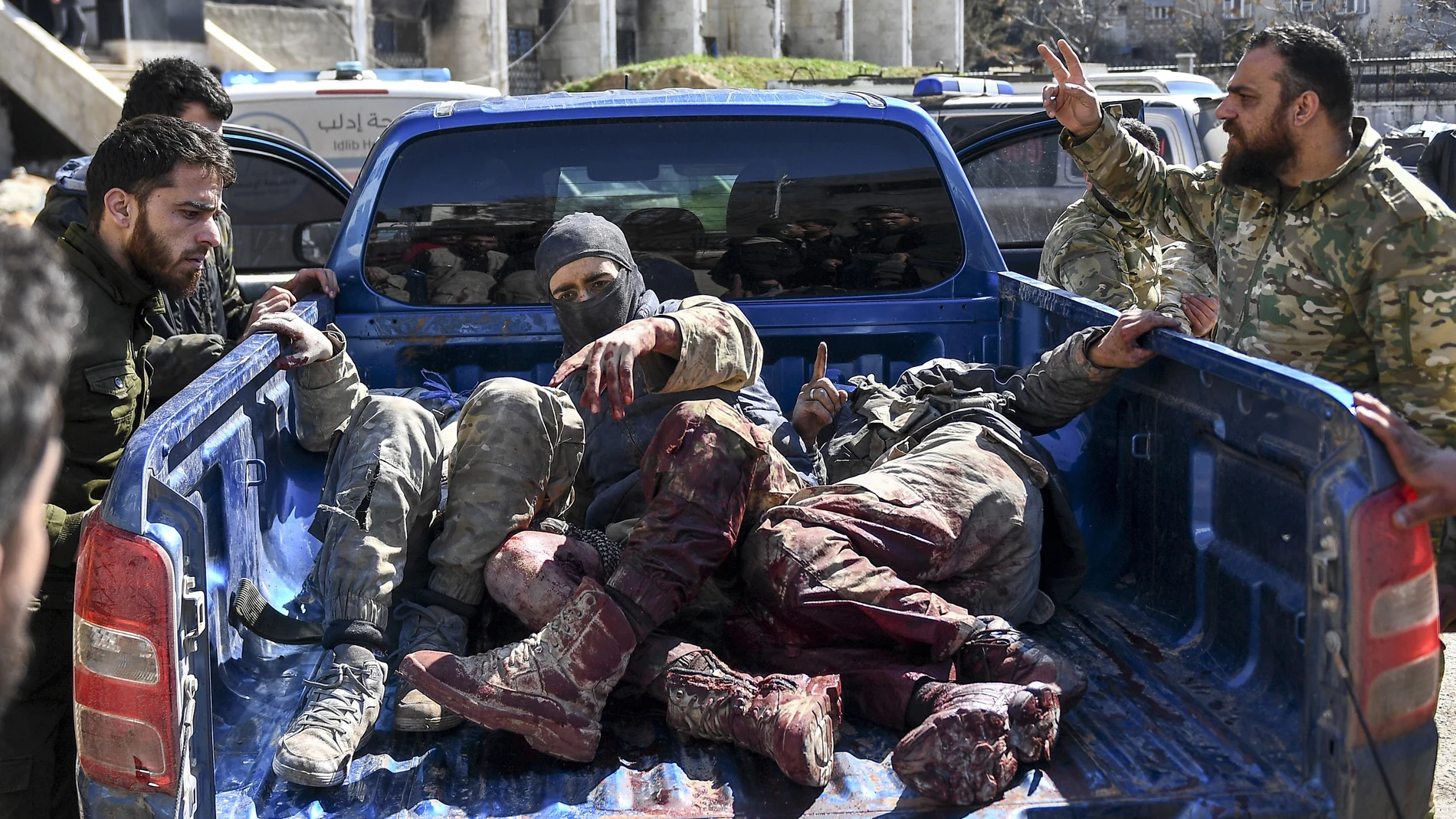 Rebeldes apoyados por Ankara trasladan a compañeros heridos al sur de Idlib en los combates con las tropas sirias