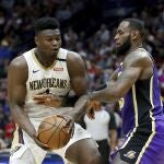 LeBron James intenta frenar a Zion Williamson
