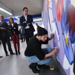 El vicepresidente Ignacio Aguado contempla el trabajo de una de las artistas / Foto: Comunidad de Madrid