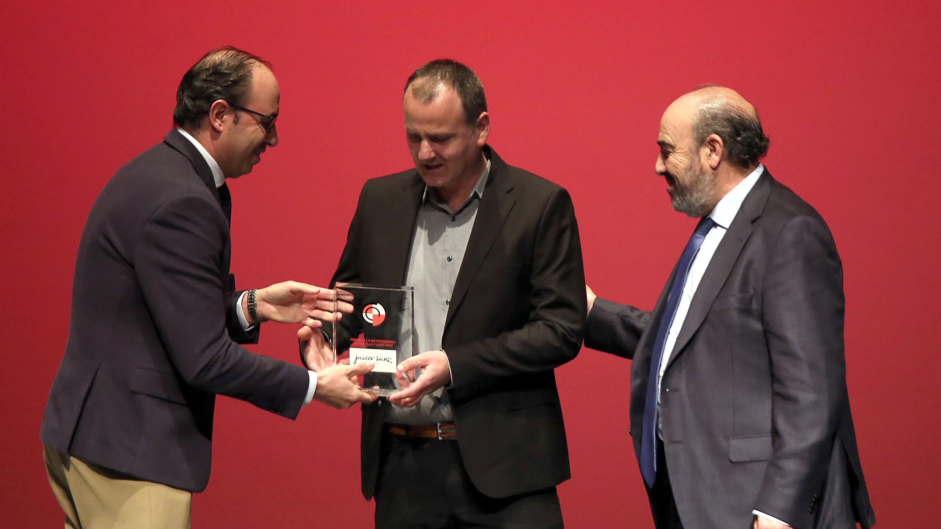 Gala de entrega de los premios de la Academia Castellana y Leonesa de Gastronomía. El vicepresidente de la Diputación de Valladolid, Víctor Alonso Monge, hace entrega del premio a Javier Sanz
