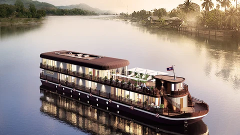 El barco Anouvong de Heritage Line navega por el río Mekong en Laos