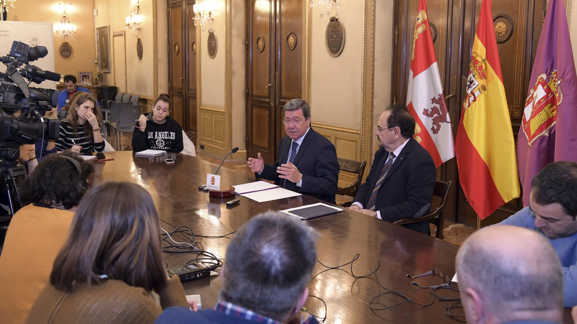 El presidente de la Diputación de Burgos, César Rico, y el diputado de Hacienda, Ángel Guerra, informan a la prensa de la liquidación del presupuesto de 2019