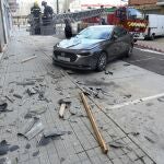 Temporal de viento en PalenciaLos bomberos de Palencia retiran parte del remate del tejado que ha causado daños en un vehículo que se encontraba aparcado en la calle Muñoz Bernal