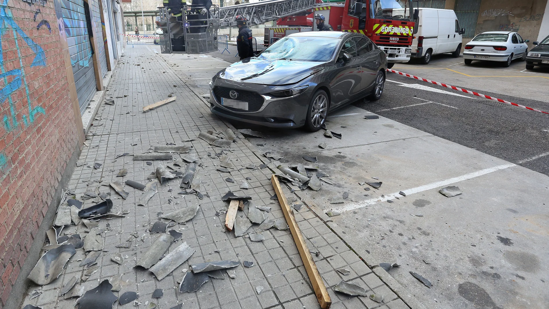 Temporal de viento en PalenciaLos bomberos de Palencia retiran parte del remate del tejado que ha causado daños en un vehículo que se encontraba aparcado en la calle Muñoz Bernal