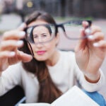 Llevar gafas o lentillas puede cansar e incluso impedir el tener una buena calidad de vida en nuestro día a día