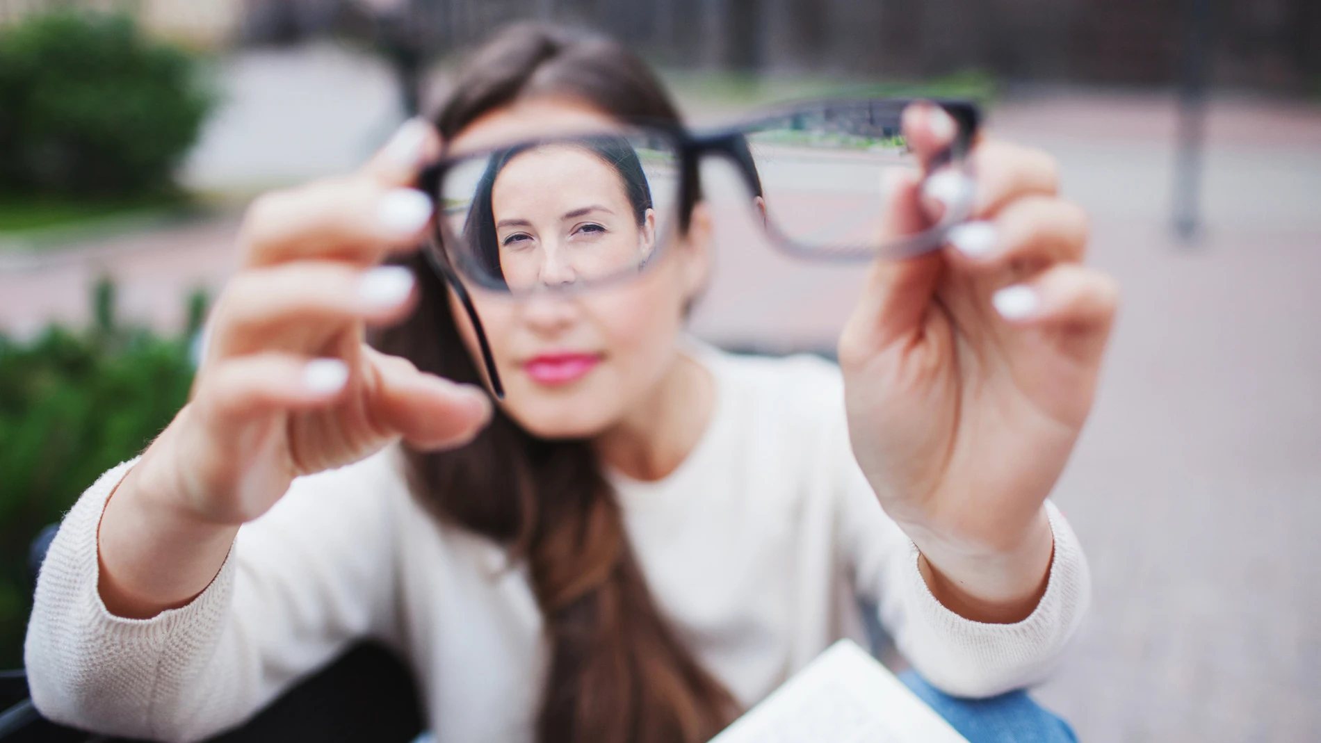 Llevar gafas o lentillas puede cansar e incluso impedir el tener una buena calidad de vida en nuestro día a día