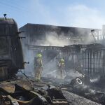 El fuego ha calcinado varios camiones y vehículos de una empresa de alquiler