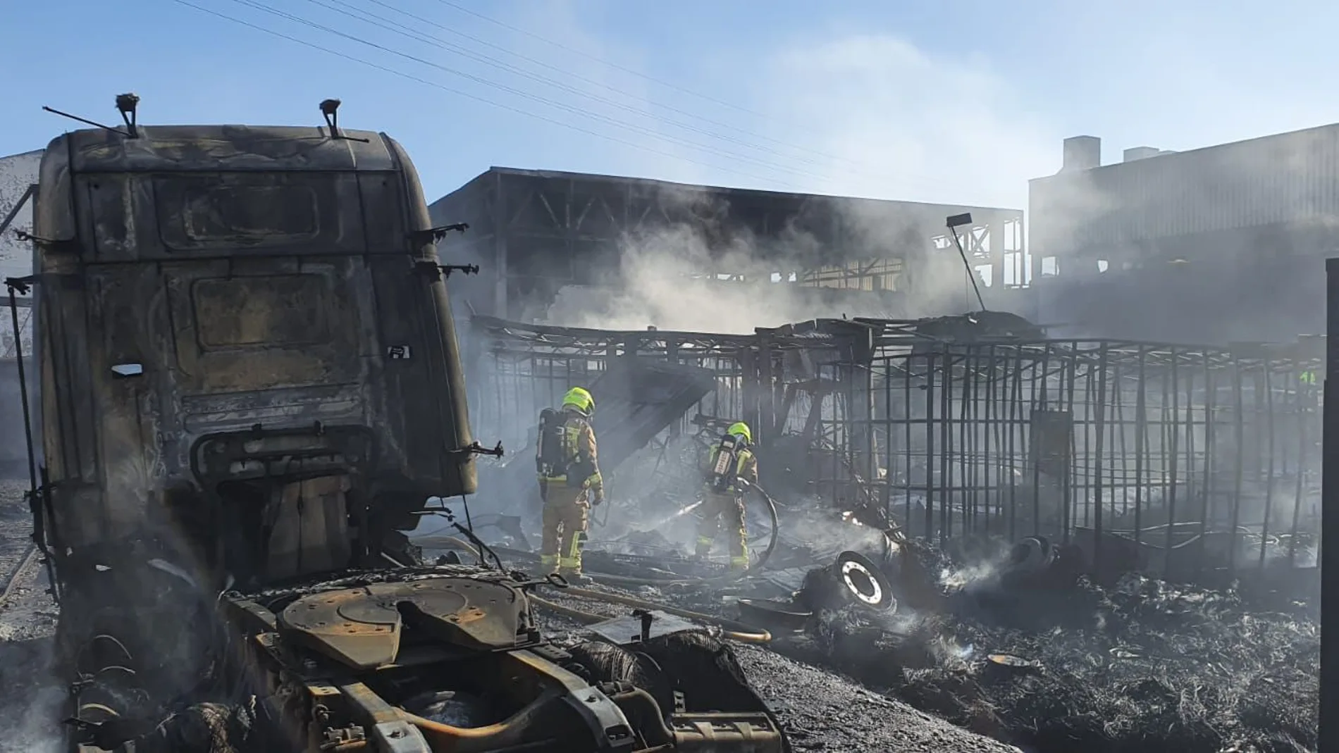 El fuego ha calcinado varios camiones y vehículos de una empresa de alquiler