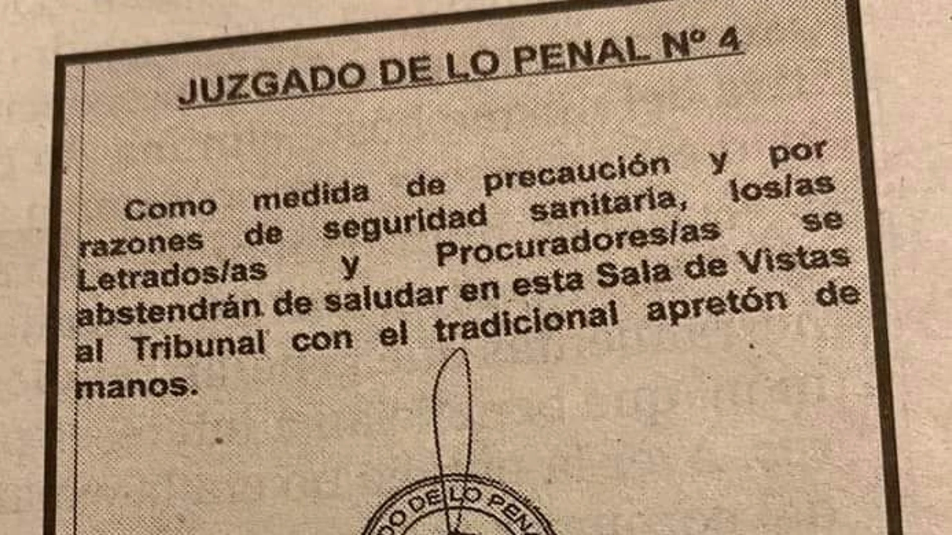 Nota del juzgado en la que se pide evitar apretones de mano por miedo al coronavirus