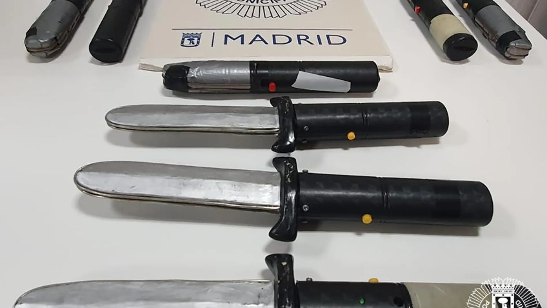 Cuchillos eléctricos utilizados para la formación en defensa personal
