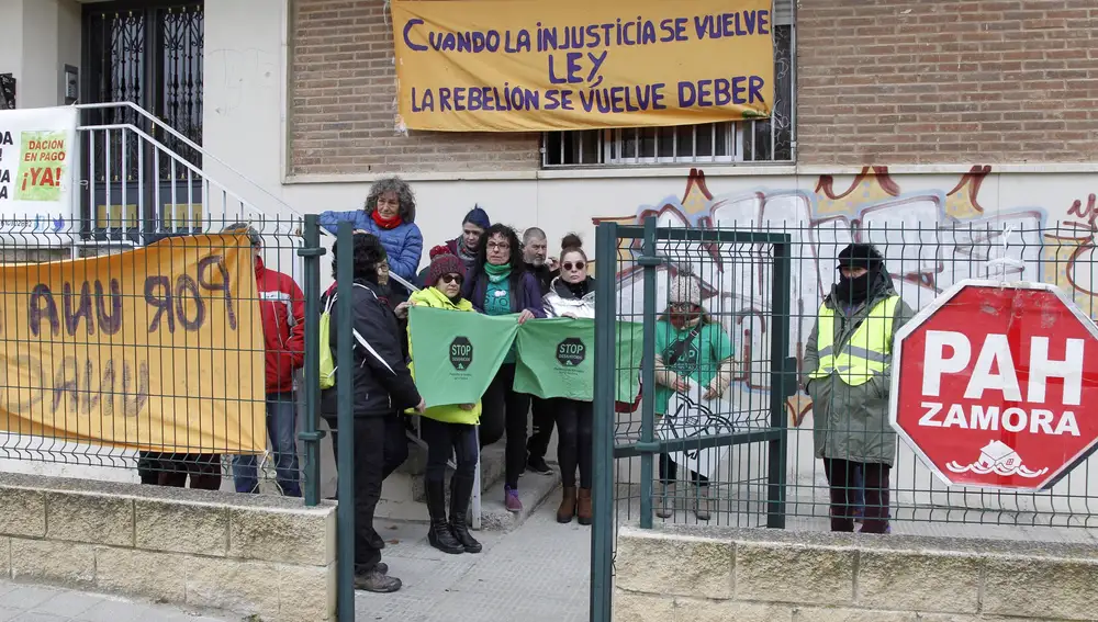 Miembros de la Plataforma de Afectados por la Hipoteca (PAH) se concentran durante el desahucio de vivienda de una mujer en Zamora