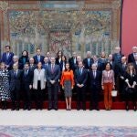 GRAF393. MADRID, 03/03/2020.- Los reyes Felipe VI (c-i) y Letizia (c-d) posan para una foto de familia durante el acto de entrega de las acreditaciones correspondientes a la VIII promoción de "Embajadores honorarios de la Marca España" en el Palacio de El Pardo, este martes en Madrid. EFE/ Chema Moya