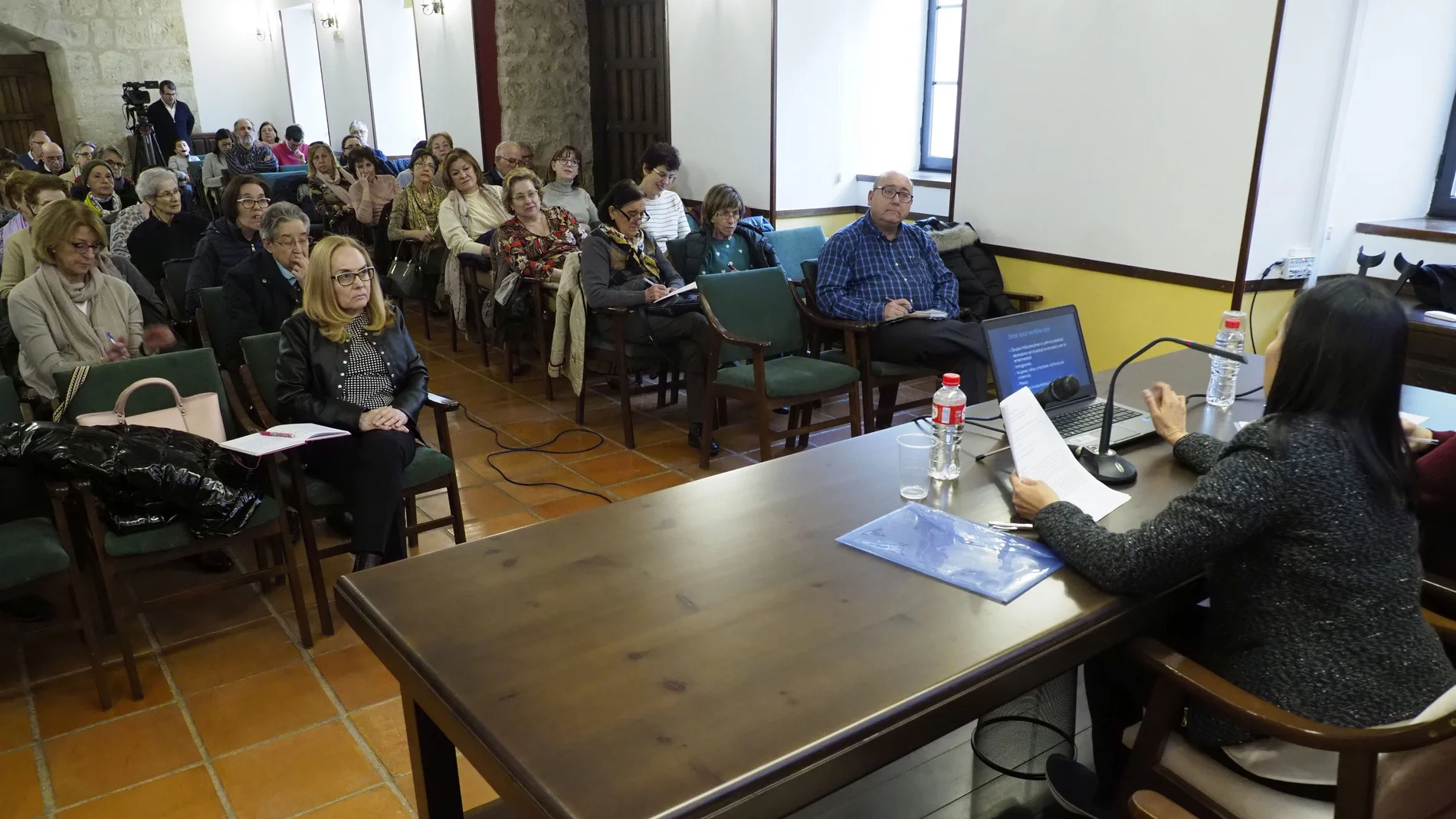 La profesora de la Universidad de Salamanca, Liliana fernández, durante su ponencia en el Curso Acompañar en Soledad organizado por la Iglesia en Valladolid