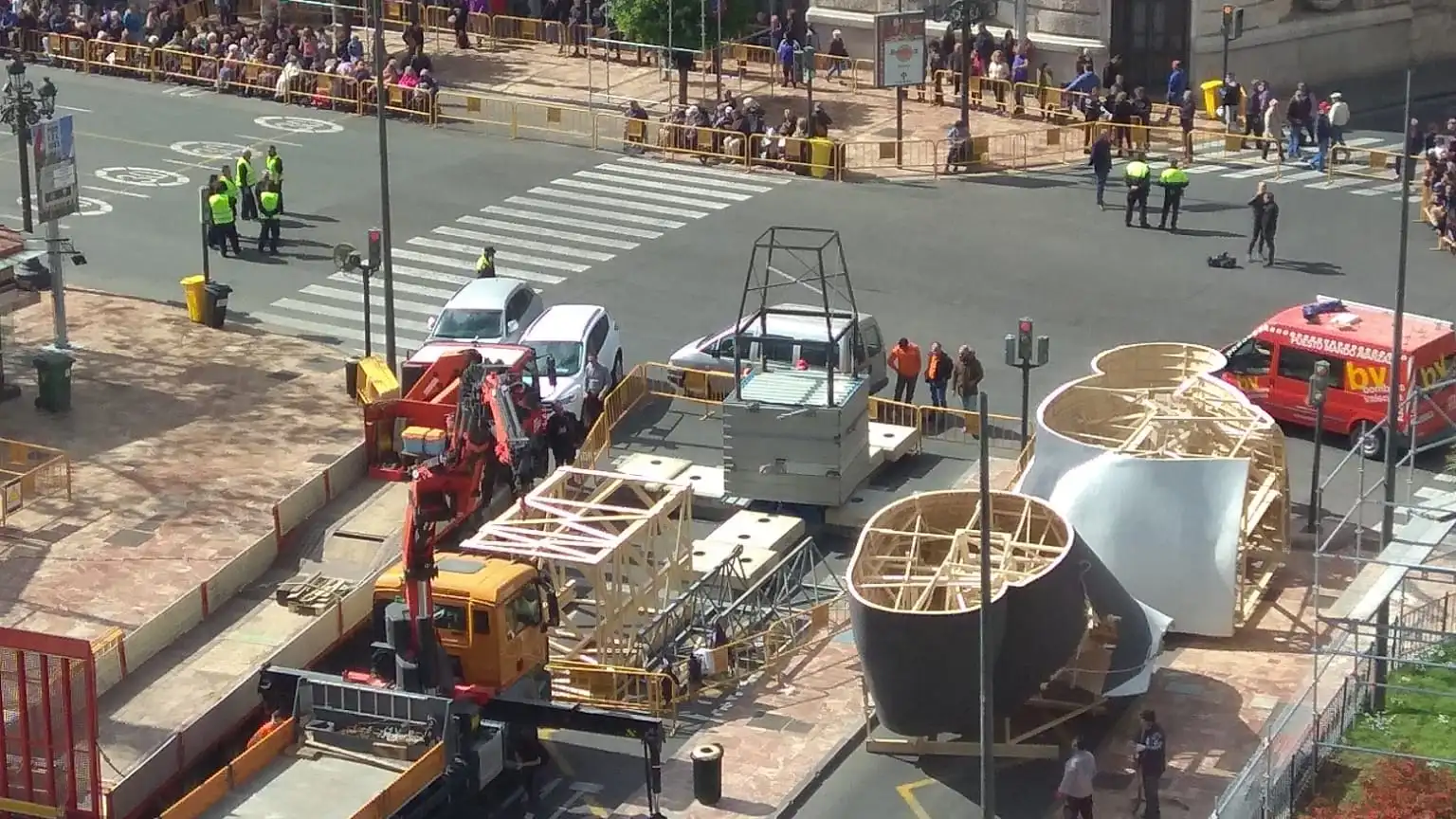 Empieza el montaje de la falla del Ayuntamiento con varias piezas dañadas durante el traslado