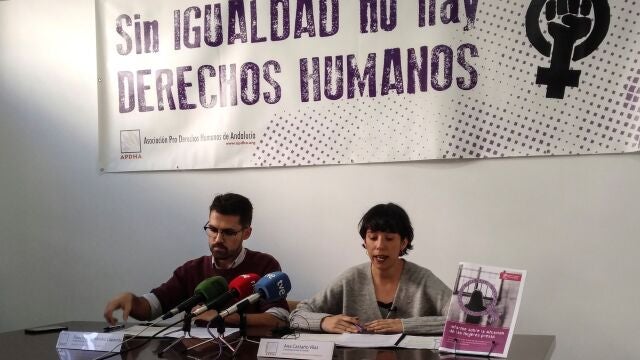 Ana Castaño y Francisco Hernández de la Asociación pro Derechos Humanos de Andalucía durante la rueda de prensa.