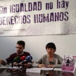 Ana Castaño y Francisco Hernández de la Asociación pro Derechos Humanos de Andalucía durante la rueda de prensa.