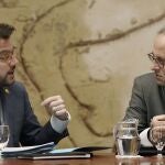 El presidente de la Generalitat, Quim Torra, acompañado por su vicepresidente, Pere Aragonés (i), durante la reunión semanal del Govern.