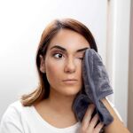 La rutina de desmaquillarse bien es fundamental para evitar las ojeras