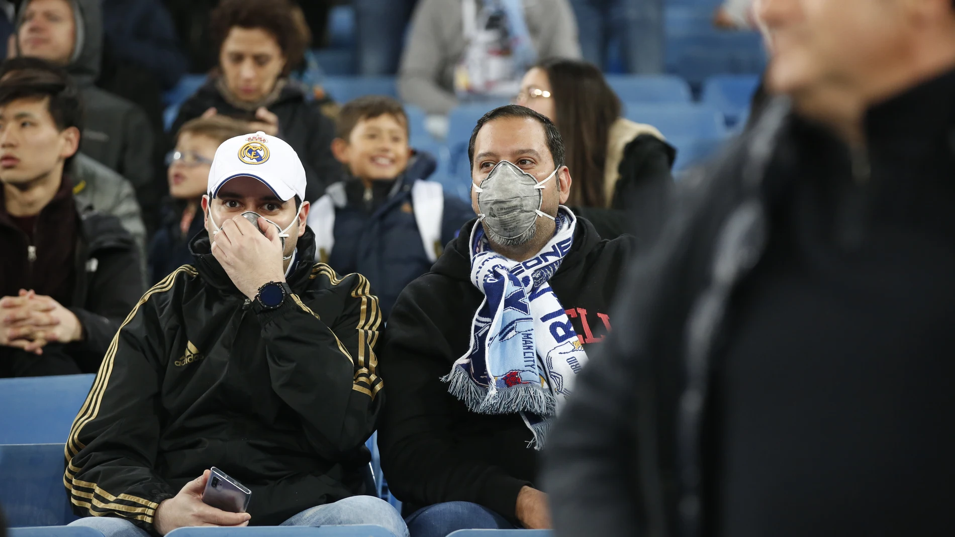 Un espectador con mascarilla en el Partido de Champions League entre el Real Madrid de Zidane y el Manchester City de Guardiola.