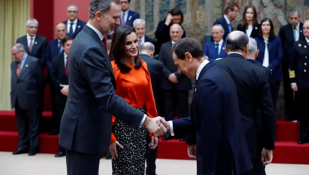 GRAF393. MADRID, 03/03/2020.- Los reyes de España Felipe VI y Letizia saludan al director de relaciones institucionales del Real Madrid, Emilio Butragueño (d), durante el acto de entrega de las acreditaciones correspondientes a la VIII promoción de &quot;Embajadores honorarios de la Marca España&quot; en el Palacio de El Pardo, este martes en Madrid. EFE/ Chema Moya