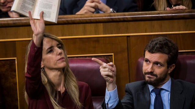 La portavoz ha puesto el grupo parlamentario en manos de FAES, lo que suscita grandes recelos en el partido. En la imagen Cayetana Álvarez de Toledo y Pablo Casado