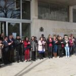 Aplausos tras el minuto de silencio por la víctima de la violencia de género en Posadas en las puertas de la Subdelegación del Gobierno