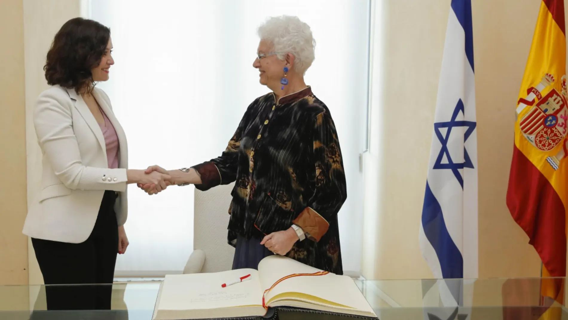 Díaz Ayuso en la reunión con la embajadora de Israel, Rodica Radian-Gordon.