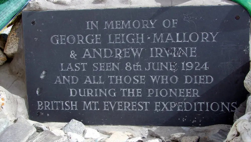 Placa conmemorativa en honor a Mallory e Irvine, en el campamento base del Everest.
