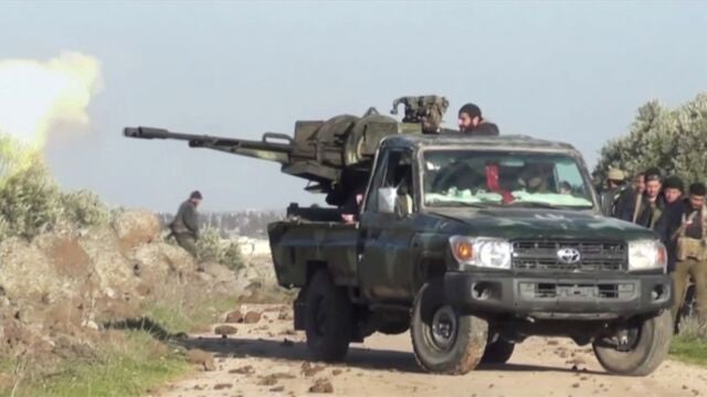 Imagen tomada de un vídeo en el que se ven a las fuerzas sirias en combate en el norte del país árabe