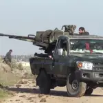 Imagen tomada de un vídeo en el que se ven a las fuerzas sirias en combate en el norte del país árabe