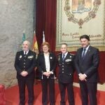 La delegada del Gobierno, en una imagen de archivo, con mandos policiales y el alcalde de Alicante