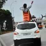 Denunciado por circular subido a un tobogán encima del coche en Chiclana
