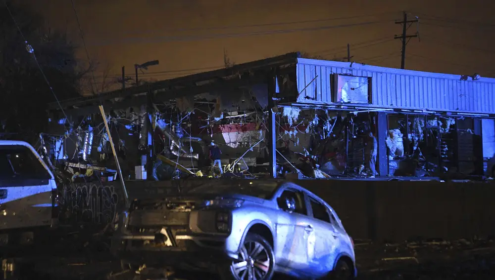 El tornado, que alcanzó una velocidad de más de 70 km/h, dejó graves daños en Nashville
