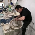 El ceramista Alfonso Rot en su taller de cerámica