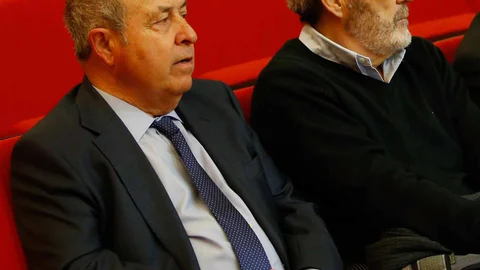 José Torres Hurtado, en el banquillo por el caso Serrallo, junto a Manuel Lorente, otro de los acusados, en el inicio del macrojuicio, el pasado febrero