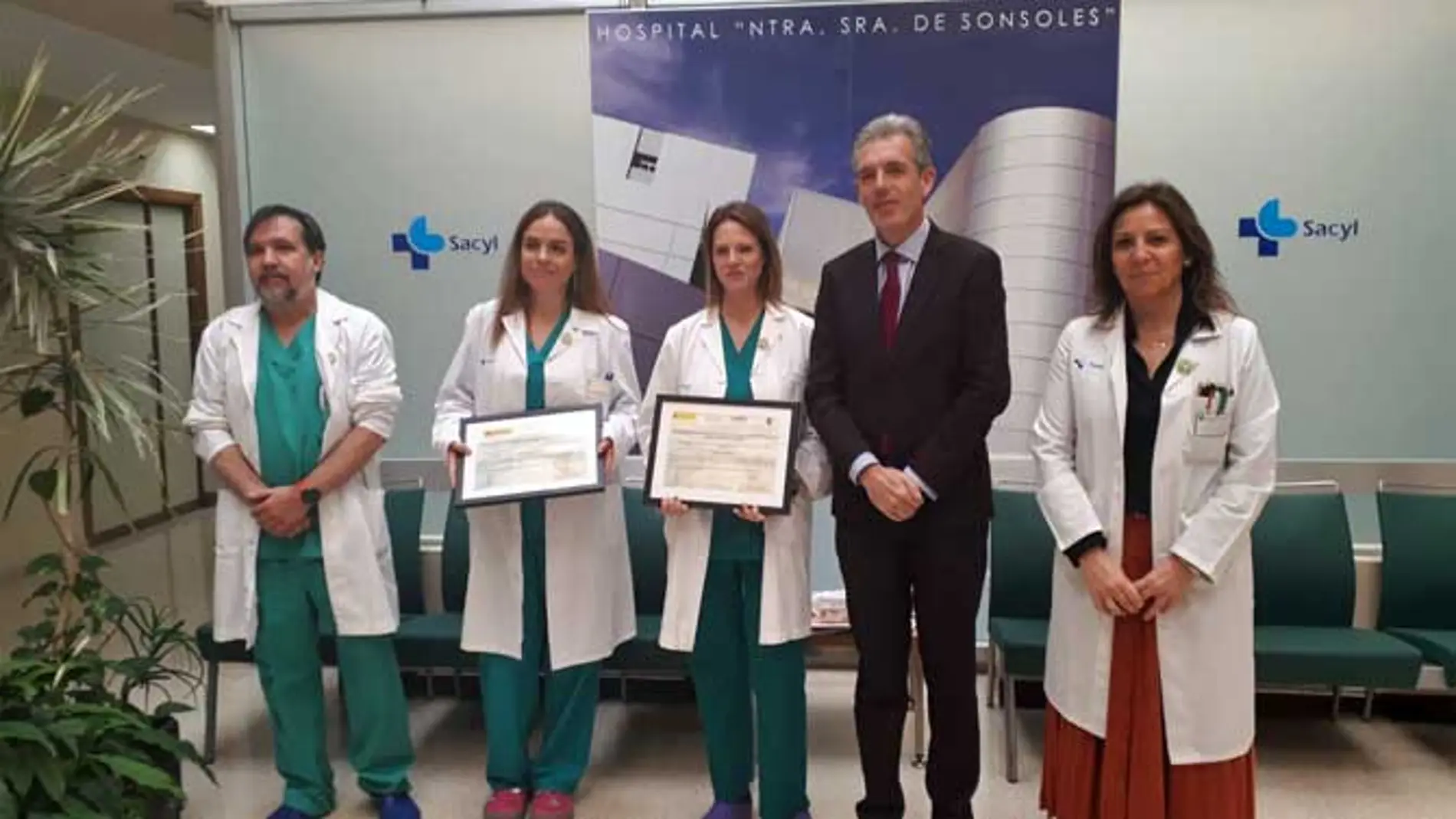 El delegado de la Junta en Ávila, José Francisco Hernández Herrero, con la directora médica de la UCI, junto a Isabel Martiño, directora médica de la Gerencia de Asistencia Sanitaria, la supervisora de Enfermería de la UCI, María del Carmen Rico, y el jefe de servicio de la UCI, Antonio Isusi,