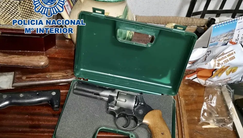 La pistola incautada