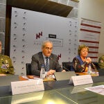 En la imagen, Mª Dolores Ruíz-Ayúcar, presidenta de la Fundación Ávila; Javier José Guío Martín, director de la Cátedra Cultura de Defensa “Subintendente Julián Vallespín; Coronel de Intendencia del ET Juan Antonio Pérez-Chao; Maldonado, director del Archivo General Militar; y el Coronel de Infantería del ET German Sánchez Arroyo, subdelegado de Defensa de Ávila