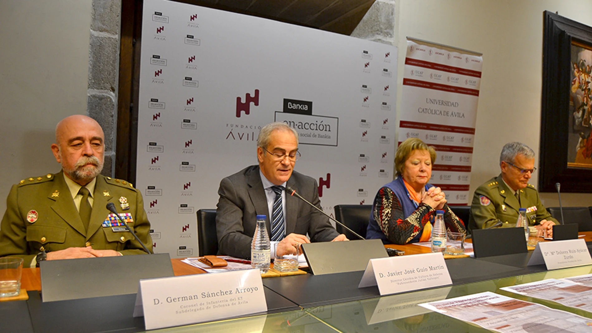 En la imagen, Mª Dolores Ruíz-Ayúcar, presidenta de la Fundación Ávila; Javier José Guío Martín, director de la Cátedra Cultura de Defensa “Subintendente Julián Vallespín; Coronel de Intendencia del ET Juan Antonio Pérez-Chao; Maldonado, director del Archivo General Militar; y el Coronel de Infantería del ET German Sánchez Arroyo, subdelegado de Defensa de Ávila