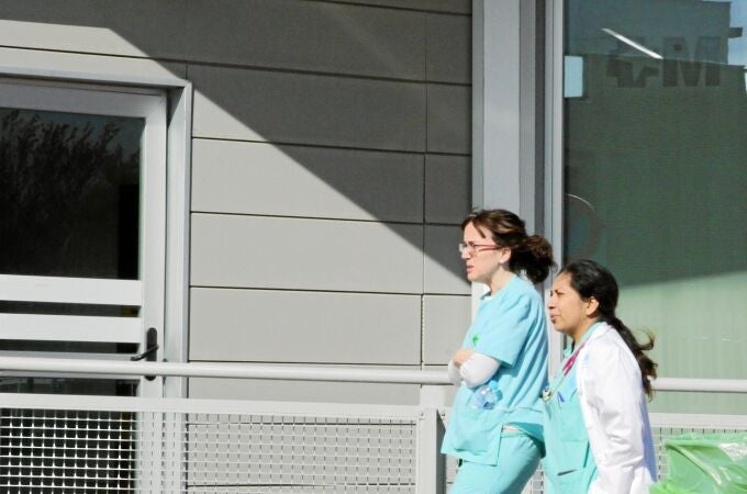 Una pareja de sanitarios, en el exterior de un hospital preparado para el brote